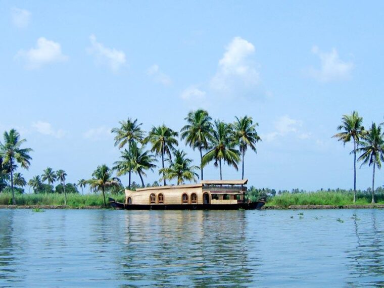 Kumarakom resorts, Kumarakom hotels, Kumarakom Bird Sanctuary, Vembanad Lake Kumarakom, places to visit in Kumarakom, things to do in Kumarakom, Kumarakom boat ride